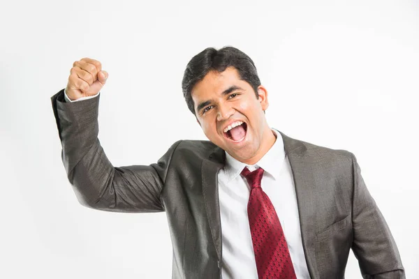 Jovem empresário indiano celebrando vitória ou sucesso ou ganhar com mão direita punho — Fotografia de Stock