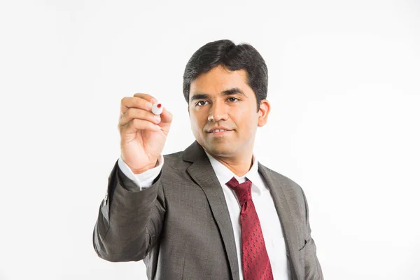 Indiana jovem empresário escrevendo no ar com caneta marcador, isolado sobre fundo branco — Fotografia de Stock