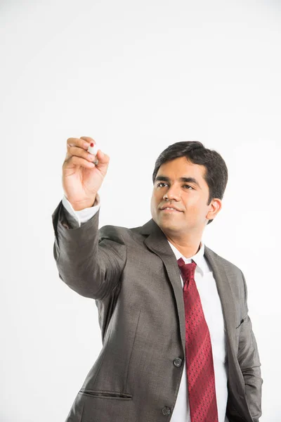 Joven empresario indio escribiendo en el aire con rotulador, aislado sobre fondo blanco — Foto de Stock