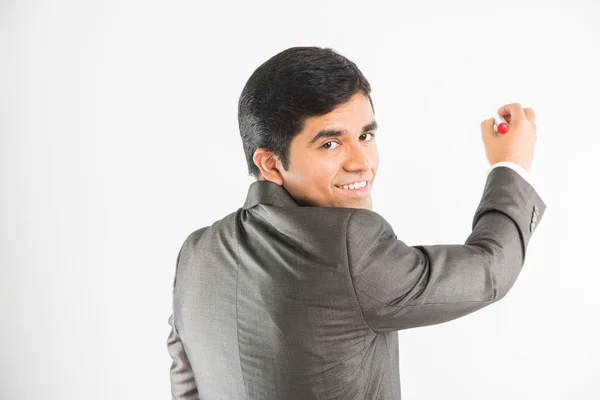 Indisk ung affärsman skriver i luften med tuschpenna, isolerade över vit bakgrund — Stockfoto