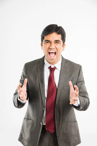 Indisk ung affärsman skrika eller tillkännage något högt i lycka över vit bakgrund — Stockfoto