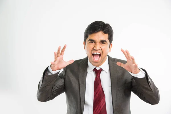 Indiana jovem empresário gritando ou anunciando algo em voz alta em felicidade sobre fundo branco — Fotografia de Stock