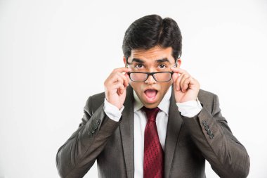 kaldırarak veya göz gözlük tutan ve açık ağız, beyaz arka plan üzerinde izole ile sürpriz kamerada bakarak Hintli işadamı