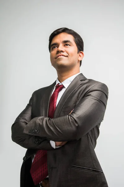 Πορτραίτο του όμορφου ασιατικού ή ινδικού επιχειρηματία που στέκεται απομονωμένος σε λευκό φόντο — Φωτογραφία Αρχείου