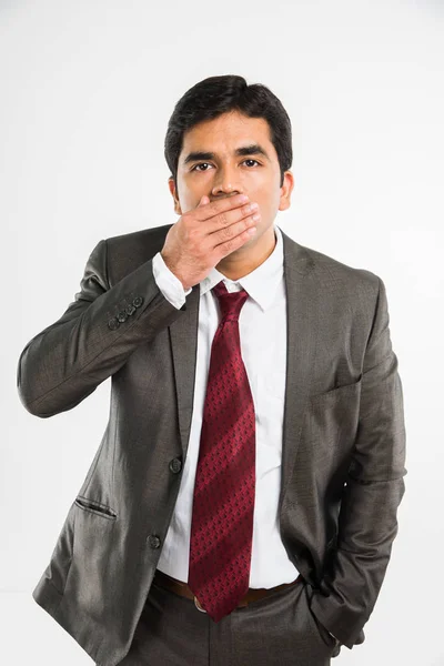 Joven empresario indio en silencio pose mientras cubre la boca, de pie aislado sobre fondo blanco — Foto de Stock