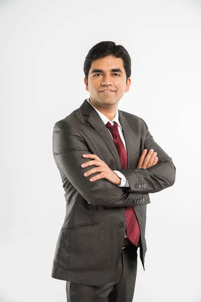 Retrato de bonito asiático ou indiano empresário de pé isolado sobre branco fundo — Fotografia de Stock