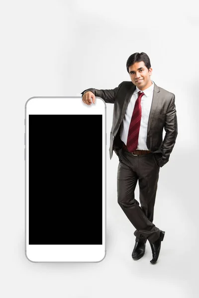 印度或亚洲的商人，休息的手，在大的智能手机，并在提出姿势，在白色的背景中分离的概念照片 — 图库照片