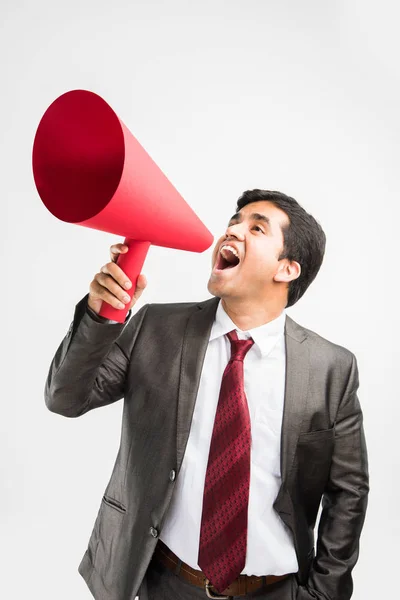 Homem indiano empresário anunciando ou divulgando notícias usando alto-falante vermelho ou mega microfone feito de papel, isolado sobre fundo branco — Fotografia de Stock