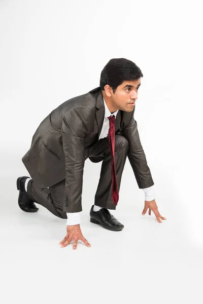 Joven indio inteligente y decidido hombre de negocios de pie en posición de inicio, aislado sobre blanco — Foto de Stock