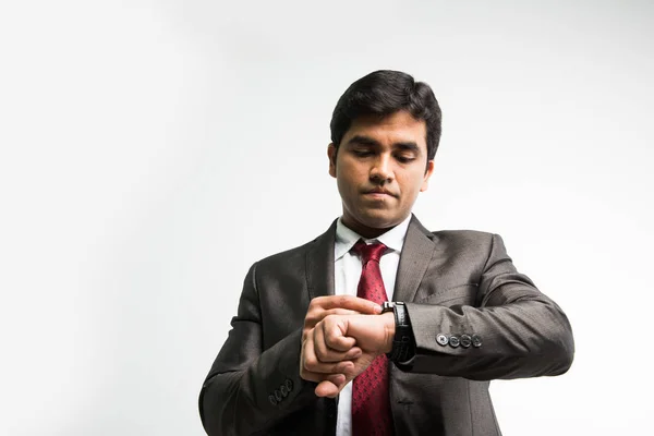 시간은 돈 개념-찾고 인도 젊은 사업가/흰색 배경 위에 절연 서 손목 시계에서 시간을 설정 — 스톡 사진