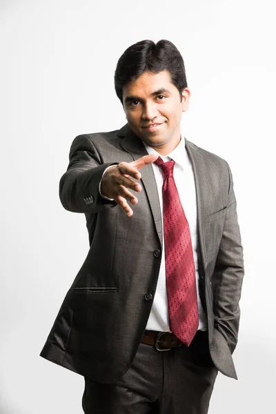 Ινδός επιχειρηματίας νέους προσφέροντας χειραψία ή πλησιάζει χέρι κούνημα / σφίξω το χέρι, απομονώνονται σε λευκό φόντο — Φωτογραφία Αρχείου