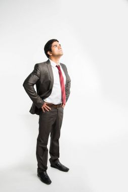 Hintli genç ve yakışıklı işadamı duran temiz tıraş ve office aşınmaya seyir yukarı / gökyüzünde, bakış açısı, gösterilen kuş bakışı da bilinen üst görünümden beyaz arka plan üzerinde izole