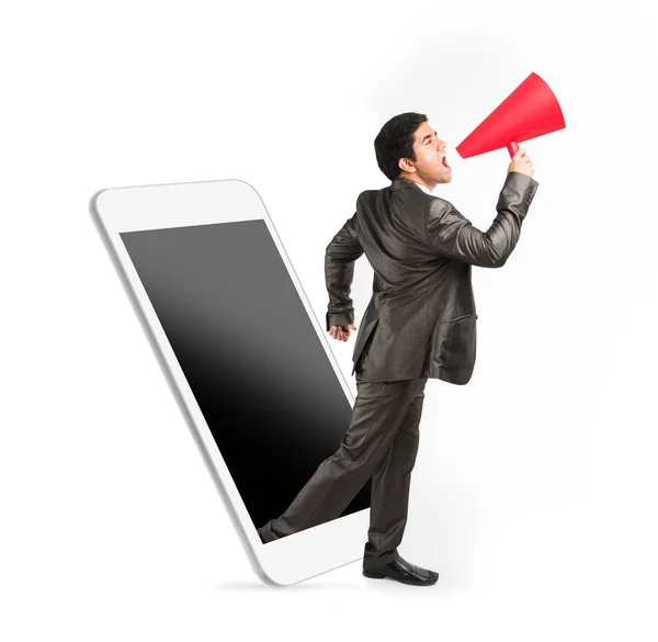 Annuncio di affari e social media - foto completa di giovane uomo d'affari indiano che urla in vivavoce mentre esce dal grande schermo dello smartphone in completo abbigliamento da ufficio, isolato su bianco — Foto Stock