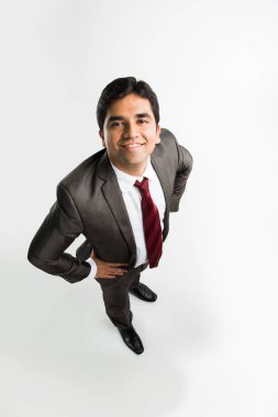 Hintli genç ve yakışıklı işadamı duran temiz tıraş ve office aşınmaya seyir yukarı / gökyüzünde, bakış açısı, gösterilen kuş bakışı da bilinen üst görünümden beyaz arka plan üzerinde izole