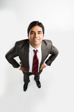 Hintli genç ve yakışıklı işadamı duran temiz tıraş ve office aşınmaya seyir yukarı / gökyüzünde, bakış açısı, gösterilen kuş bakışı da bilinen üst görünümden beyaz arka plan üzerinde izole