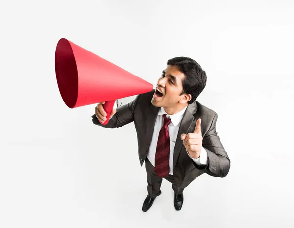 Homem indiano empresário anunciando ou divulgando notícias usando alto-falante vermelho ou mega microfone feito de papel, isolado sobre fundo branco — Fotografia de Stock