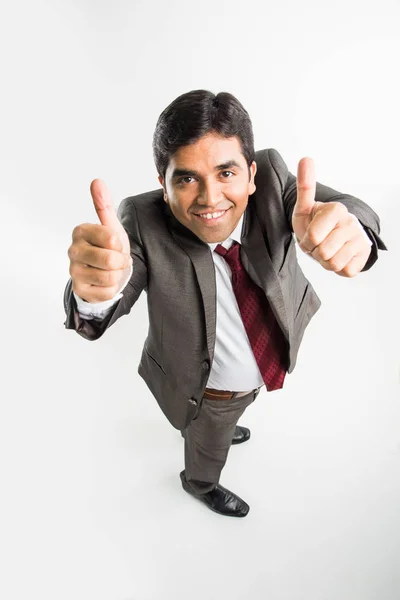 Indisk ung affärsman hålla ett tomt vitt papper och visar framgång tecken eller tummen upp, ett fågelperspektiv från översta visar perspektivvy av man — Stockfoto