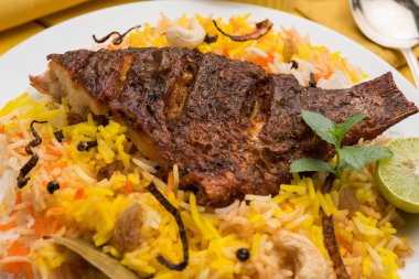 Biryani balık ya da balık pirinç - popüler Hint vejetaryen Sigara tarifi balık yapılan taze otlar Hint baharatlarla Marine ve pişmiş ile Basmati pirinç, seçici odak