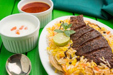 Biryani balık ya da balık pirinç - popüler Hint vejetaryen Sigara tarifi balık yapılan taze otlar Hint baharatlarla Marine ve pişmiş ile Basmati pirinç, seçici odak