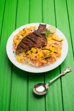 Biryani balık ya da balık pirinç - popüler Hint vejetaryen Sigara tarifi balık yapılan taze otlar Hint baharatlarla Marine ve pişmiş ile Basmati pirinç, seçici odak