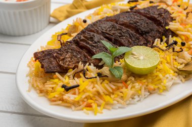 Biryani balık ya da balık pirinç - popüler Hint vejetaryen Sigara tarifi balık yapılan taze otlar Hint baharatlarla Marine ve pişmiş ile Basmati pirinç, seçici odak