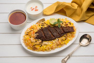Biryani balık ya da balık pirinç - popüler Hint vejetaryen Sigara tarifi balık yapılan taze otlar Hint baharatlarla Marine ve pişmiş ile Basmati pirinç, seçici odak
