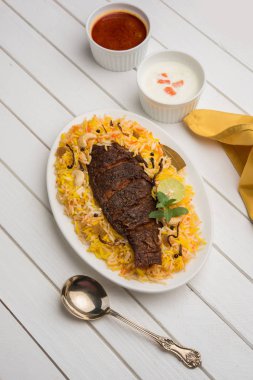 Biryani balık ya da balık pirinç - popüler Hint vejetaryen Sigara tarifi balık yapılan taze otlar Hint baharatlarla Marine ve pişmiş ile Basmati pirinç, seçici odak