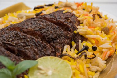 Biryani balık ya da balık pirinç - popüler Hint vejetaryen Sigara tarifi balık yapılan taze otlar Hint baharatlarla Marine ve pişmiş ile Basmati pirinç, seçici odak