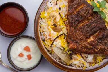 Biryani balık ya da balık pirinç - popüler Hint vejetaryen Sigara tarifi balık yapılan taze otlar Hint baharatlarla Marine ve pişmiş ile Basmati pirinç, seçici odak