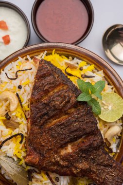 Biryani balık ya da balık pirinç - popüler Hint vejetaryen Sigara tarifi balık yapılan taze otlar Hint baharatlarla Marine ve pişmiş ile Basmati pirinç, seçici odak