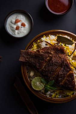 Biryani balık ya da balık pirinç - popüler Hint vejetaryen Sigara tarifi balık yapılan taze otlar Hint baharatlarla Marine ve pişmiş ile Basmati pirinç, seçici odak