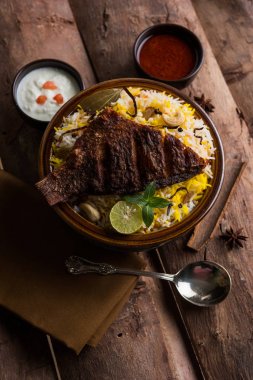 Biryani balık ya da balık pirinç - popüler Hint vejetaryen Sigara tarifi balık yapılan taze otlar Hint baharatlarla Marine ve pişmiş ile Basmati pirinç, seçici odak