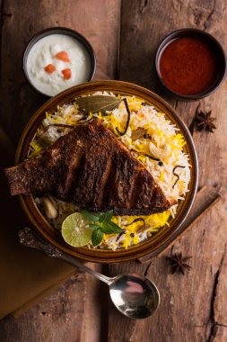 Biryani balık ya da balık pirinç - popüler Hint vejetaryen Sigara tarifi balık yapılan taze otlar Hint baharatlarla Marine ve pişmiş ile Basmati pirinç, seçici odak