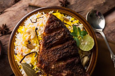 Biryani balık ya da balık pirinç - popüler Hint vejetaryen Sigara tarifi balık yapılan taze otlar Hint baharatlarla Marine ve pişmiş ile Basmati pirinç, seçici odak