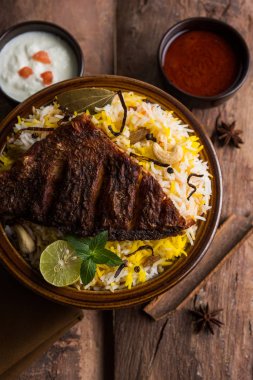 Biryani balık ya da balık pirinç - popüler Hint vejetaryen Sigara tarifi balık yapılan taze otlar Hint baharatlarla Marine ve pişmiş ile Basmati pirinç, seçici odak