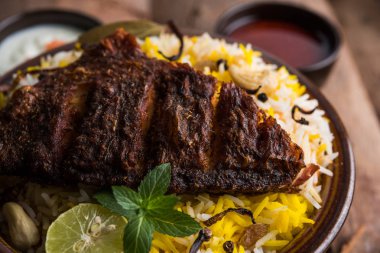 Biryani balık ya da balık pirinç - popüler Hint vejetaryen Sigara tarifi balık yapılan taze otlar Hint baharatlarla Marine ve pişmiş ile Basmati pirinç, seçici odak