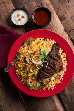 Biryani balık ya da balık pirinç - popüler Hint vejetaryen Sigara tarifi balık yapılan taze otlar Hint baharatlarla Marine ve pişmiş ile Basmati pirinç, seçici odak