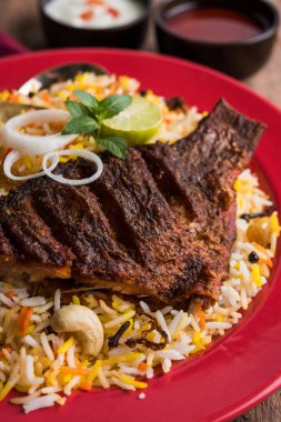 Biryani balık ya da balık pirinç - popüler Hint vejetaryen Sigara tarifi balık yapılan taze otlar Hint baharatlarla Marine ve pişmiş ile Basmati pirinç, seçici odak