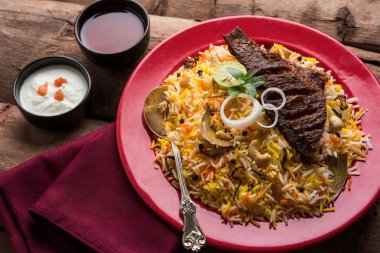 Biryani balık ya da balık pirinç - popüler Hint vejetaryen Sigara tarifi balık yapılan taze otlar Hint baharatlarla Marine ve pişmiş ile Basmati pirinç, seçici odak