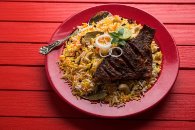 Biryani balık ya da balık pirinç - popüler Hint vejetaryen Sigara tarifi balık yapılan taze otlar Hint baharatlarla Marine ve pişmiş ile Basmati pirinç, seçici odak