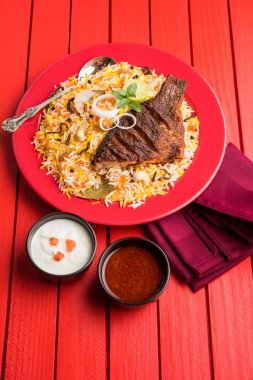 Biryani balık ya da balık pirinç - popüler Hint vejetaryen Sigara tarifi balık yapılan taze otlar Hint baharatlarla Marine ve pişmiş ile Basmati pirinç, seçici odak