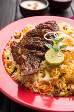 Biryani balık ya da balık pirinç - popüler Hint vejetaryen Sigara tarifi balık yapılan taze otlar Hint baharatlarla Marine ve pişmiş ile Basmati pirinç, seçici odak