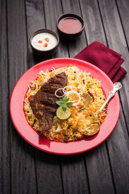 Biryani balık ya da balık pirinç - popüler Hint vejetaryen Sigara tarifi balık yapılan taze otlar Hint baharatlarla Marine ve pişmiş ile Basmati pirinç, seçici odak