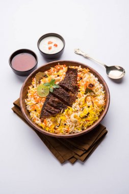 Biryani balık ya da balık pirinç - popüler Hint vejetaryen Sigara tarifi balık yapılan taze otlar Hint baharatlarla Marine ve pişmiş ile Basmati pirinç, seçici odak