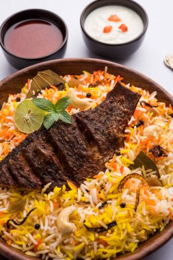 Biryani balık ya da balık pirinç - popüler Hint vejetaryen Sigara tarifi balık yapılan taze otlar Hint baharatlarla Marine ve pişmiş ile Basmati pirinç, seçici odak