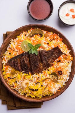 Biryani balık ya da balık pirinç - popüler Hint vejetaryen Sigara tarifi balık yapılan taze otlar Hint baharatlarla Marine ve pişmiş ile Basmati pirinç, seçici odak