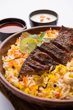 Biryani balık ya da balık pirinç - popüler Hint vejetaryen Sigara tarifi balık yapılan taze otlar Hint baharatlarla Marine ve pişmiş ile Basmati pirinç, seçici odak