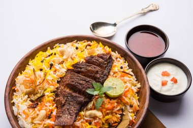 Biryani balık ya da balık pirinç - popüler Hint vejetaryen Sigara tarifi balık yapılan taze otlar Hint baharatlarla Marine ve pişmiş ile Basmati pirinç, seçici odak