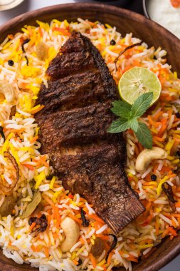 Biryani balık ya da balık pirinç - popüler Hint vejetaryen Sigara tarifi balık yapılan taze otlar Hint baharatlarla Marine ve pişmiş ile Basmati pirinç, seçici odak