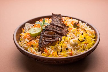 Biryani balık ya da balık pirinç - popüler Hint vejetaryen Sigara tarifi balık yapılan taze otlar Hint baharatlarla Marine ve pişmiş ile Basmati pirinç, seçici odak